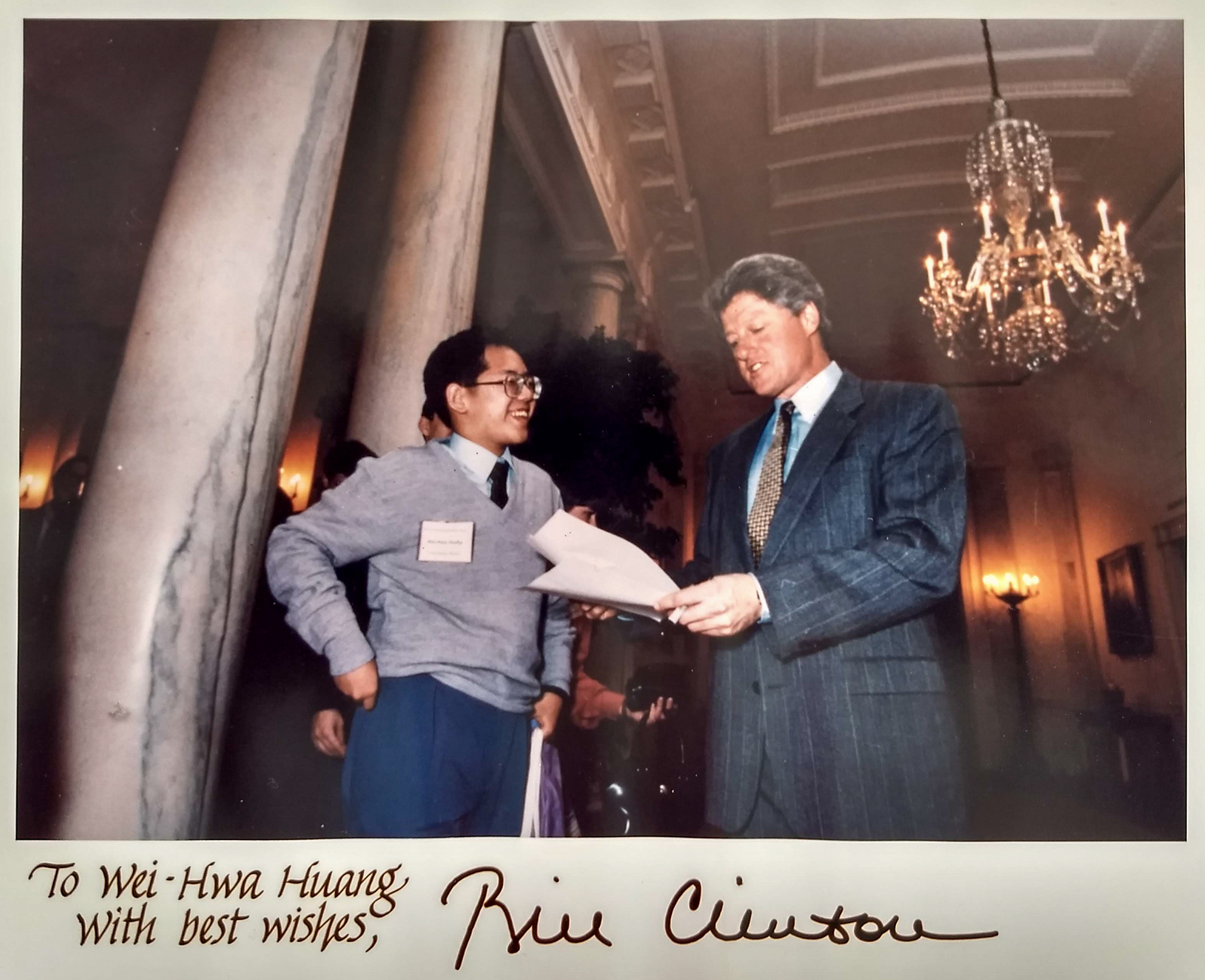 STS finalist Wei-Hwa Huang gives President Clinton a crossword puzzle
